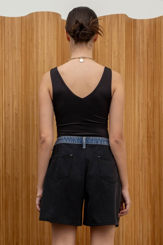 SEAMLESS V-NECK BODYSUIT