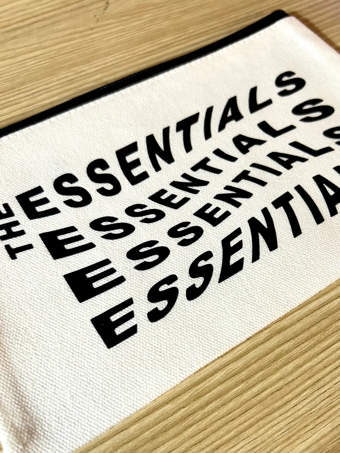 THE ESSENTIALS POUCH