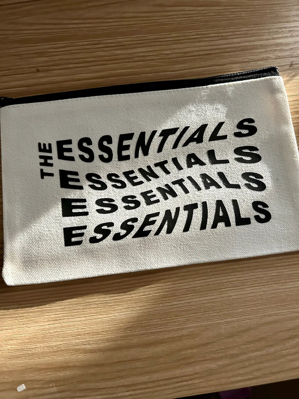 THE ESSENTIALS POUCH
