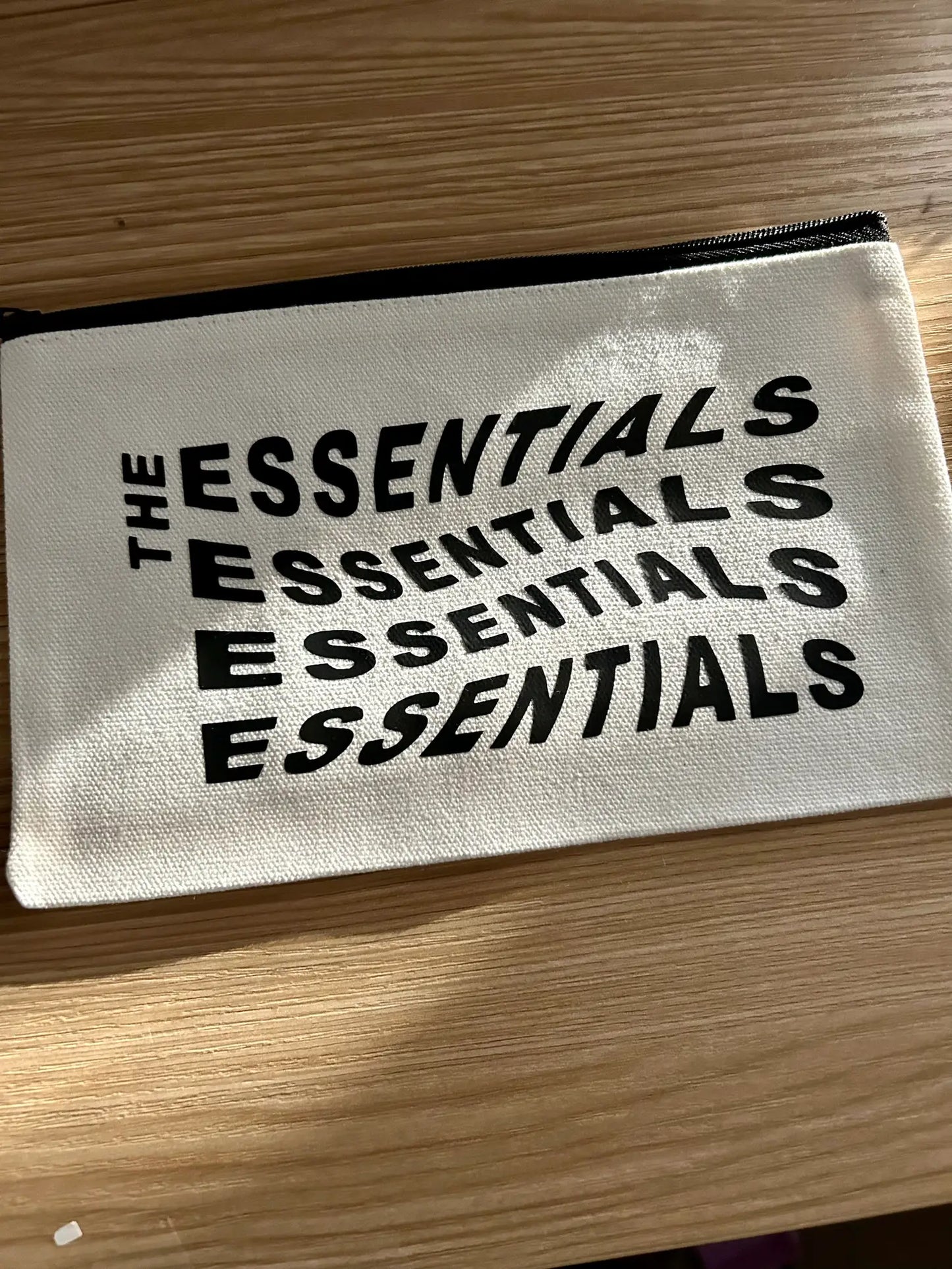 THE ESSENTIALS POUCH